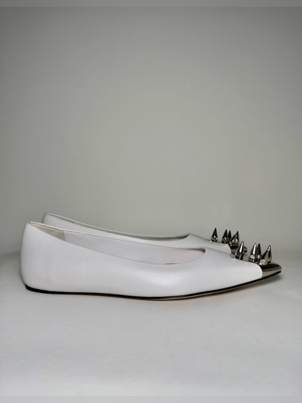ALEXANDER MCQUEEN
Punk stud soft white ballerina